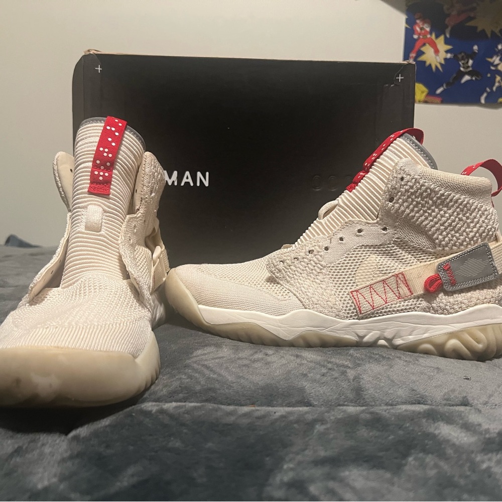 Crème white and red Jordan apex react